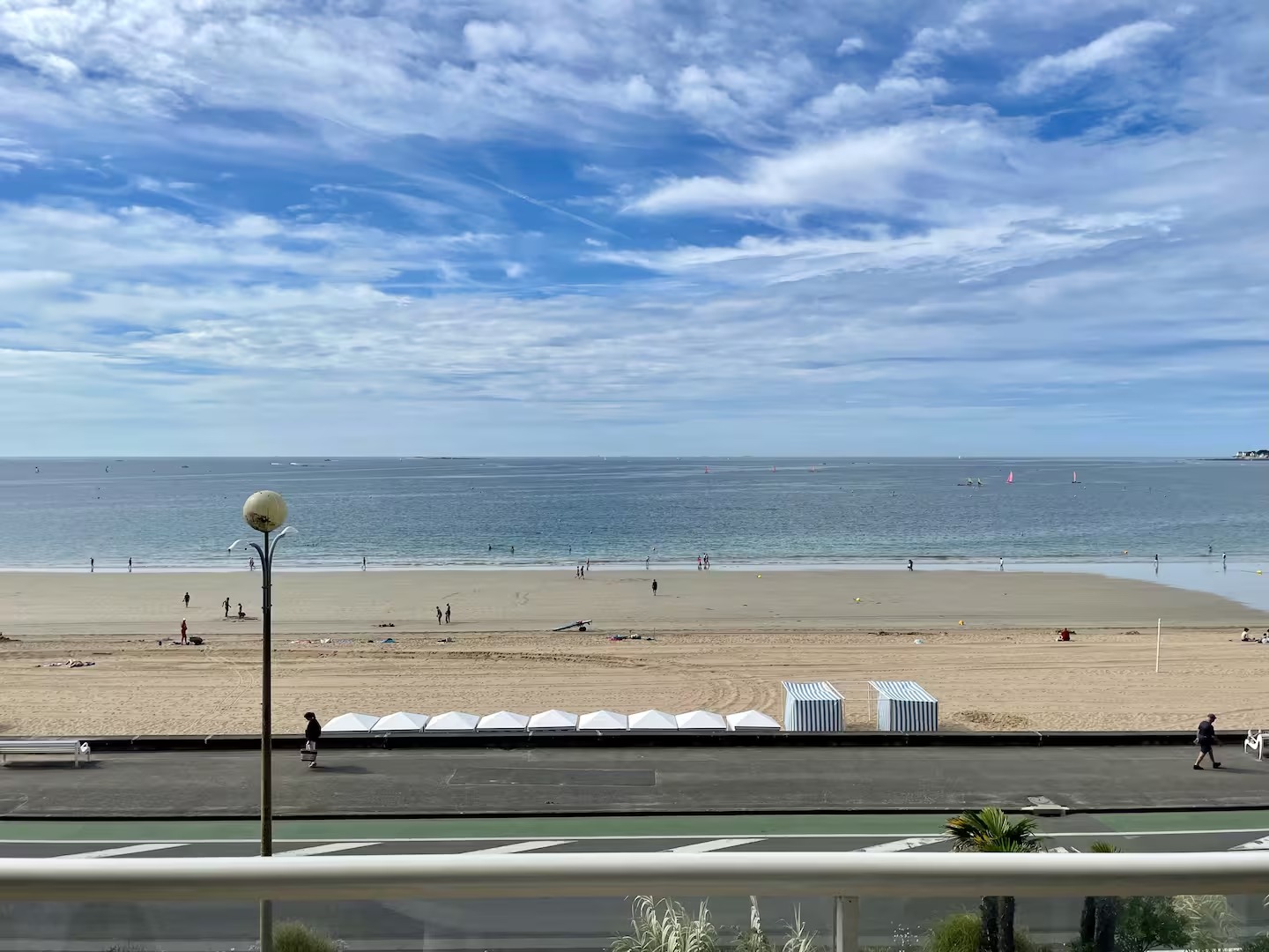Vue sur la plage et le front de mer de La Baule depuis un logement en bord de mer